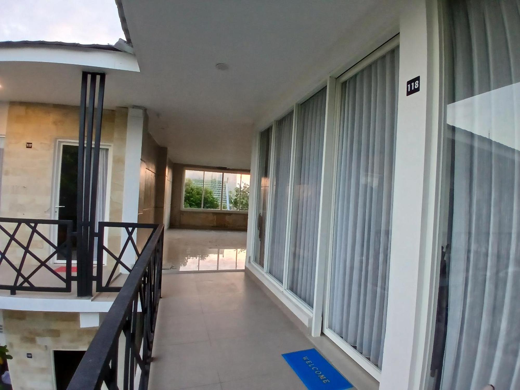 Zavana Rooms & Restaurant Tanjungkarang Экстерьер фото